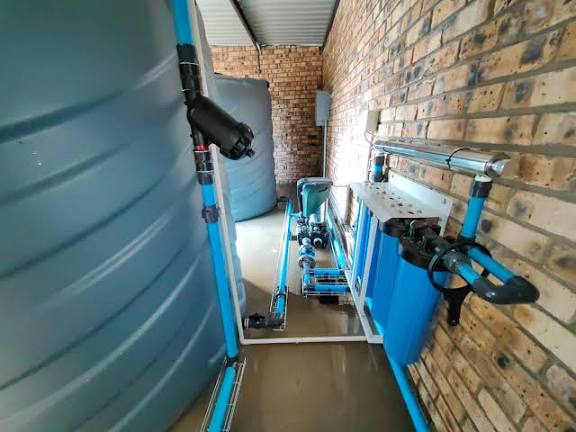 Borehole pump and water tank system